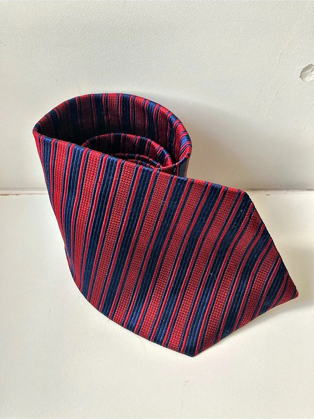 Tom James Men’s Striped Silk Tie in Red & Blue Like New
